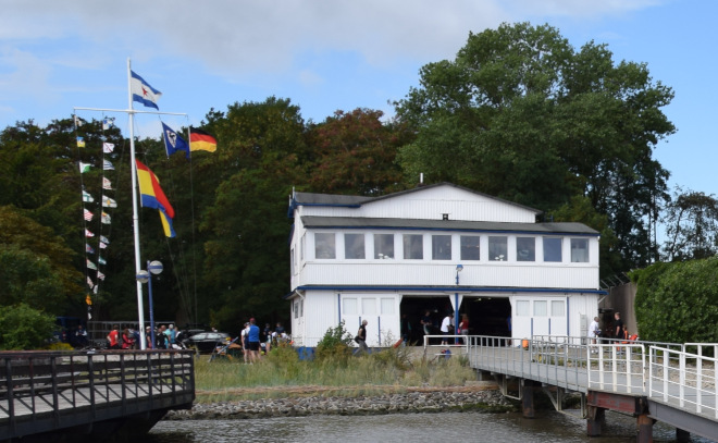 Das Bootshaus des Nordenhamer Ruderclubs von der Weserseite aus gesehen.